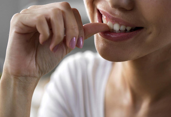 Как снять зубной камень: 5 рабочих способов