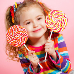 «Не запрещайте сладости»: стоматолог назвал безопасное число конфет для детей
