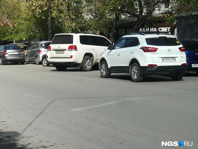 Большие джипы очень сложно припарковать на Ленина, поэтому встречаются такие экземпляры | Источник: Читатель НГС