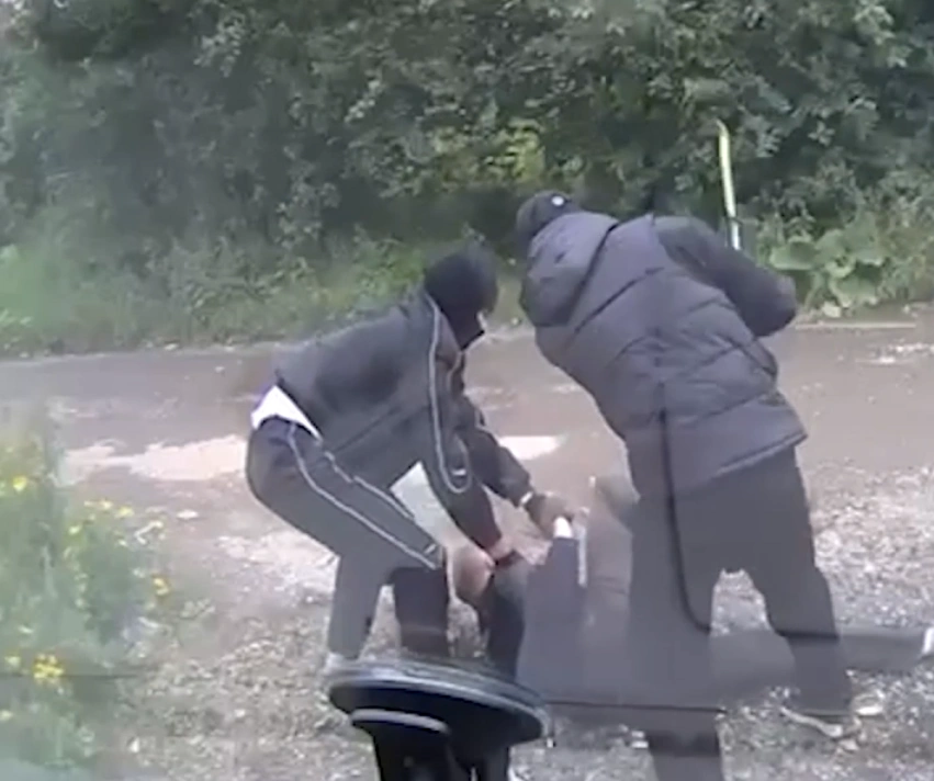 Нападение попало на видео | Источник: читатель E1.RU
