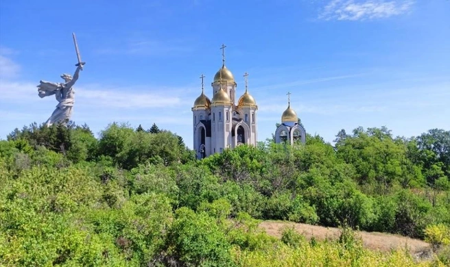 Где-то в этих зарослях появится новое здание с кабинетом настоятеля храма | Источник: Акт ГИКЭ
