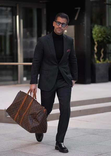 Стиль Smart casual строится вокруг пиджака, но под ним может быть любой первый слой: футболка, лонгслив, поло, водолазка или тонкий свитер | Источник: соцсети