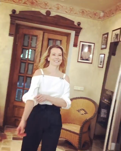 «Готовить можно, есть нельзя»: Юлия Высоцкая голодает на кухне в модном топе и кюлотах