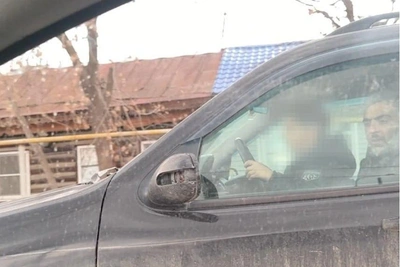 Отец посадил ребенка за руль в Екатеринбурге
