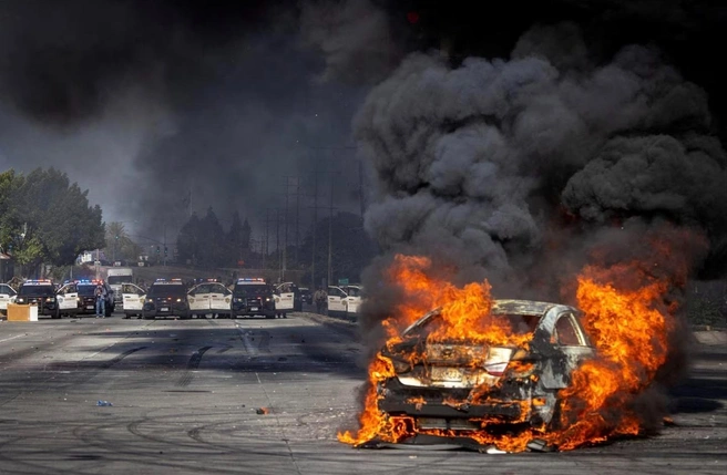 Автомобили горели | Источник: Barbara Davidson / REUTERS
