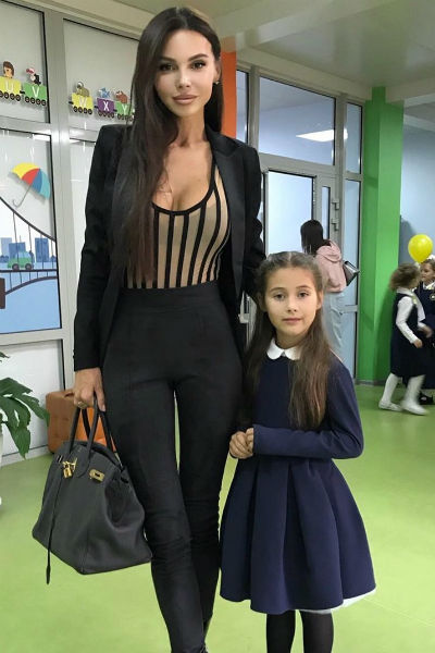 Оксана регулярно хвалит старшую дочь за успехи в школе
