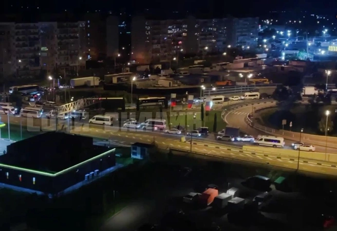 Очередь из машин выстроилась на дорогах общего пользования. На кадрах — заправка перед границей | Источник: Сочи Онлайн /telegram