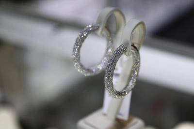 В Новосибирск привезли серьги стоимостью 9 млн рублей