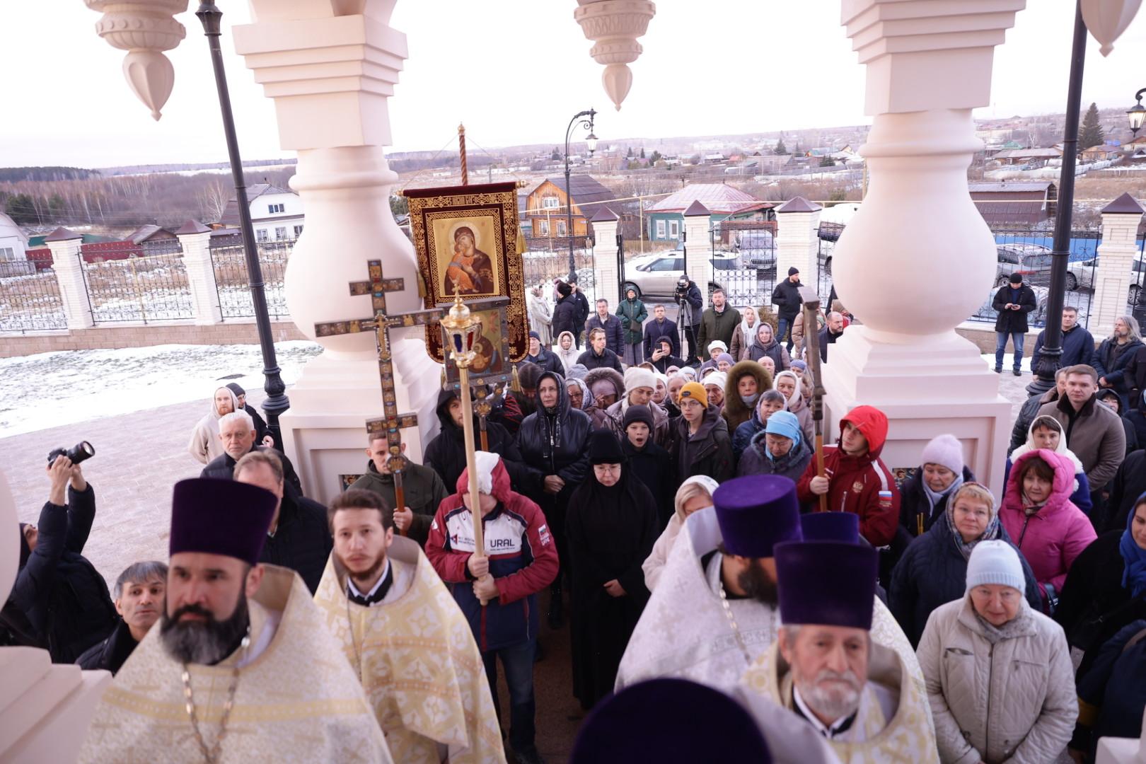 Сотни людей съехались в сельский храм на Урале. Показываем зачем (это очень красиво)