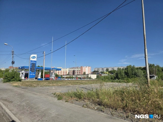 Заправка «Опти» на улице Лазурной закрыта. Вчера на АЗС этой же сети, но в поселке Восход, АИ-95 стоил 130 рублей | Источник: Елизавета Шаталова / NGS.RU