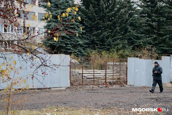 Корпус огорожен | Источник: Наталья Зайцева / MGORSK.RU