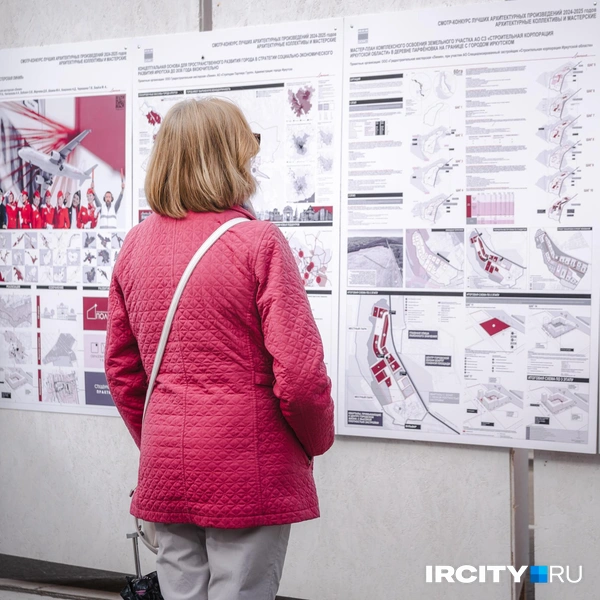 На стендах показаны проекты архитекторов из разных городов Сибири | Источник: Арсений Чекмарев / «ИрСити»