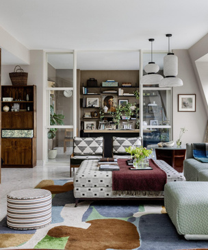 Бежевый и коричневый: нескучная квартира дизайнера в Лондоне