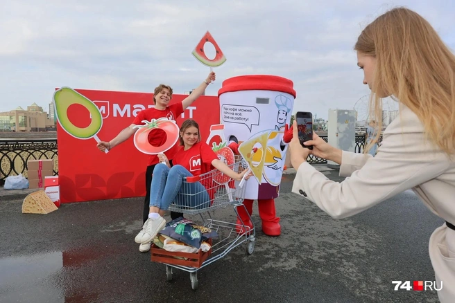 В фотозоне «Магнита» можно было совершенно легально забраться в тележку | Источник: Наталья Лапцевич
