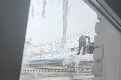 Челябинцы страдают от потопов из-за талого снега на крышах