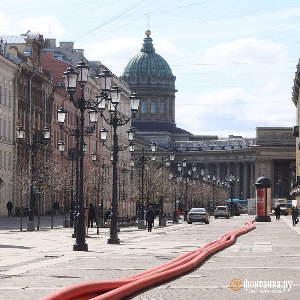 Что за красные трубы разложили по Петербургу и когда их уберут | Источник: Сергей Михайличенко / «Фонтанка.ру»