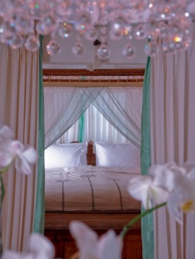 Фрагмент спальни в OAZIA Orchid. Эта вилла была оформлена первой и считается самой романтичной. Чтобы создать такую атмосферу, понадобилось много орхидей, много шелка и много хрусталя.