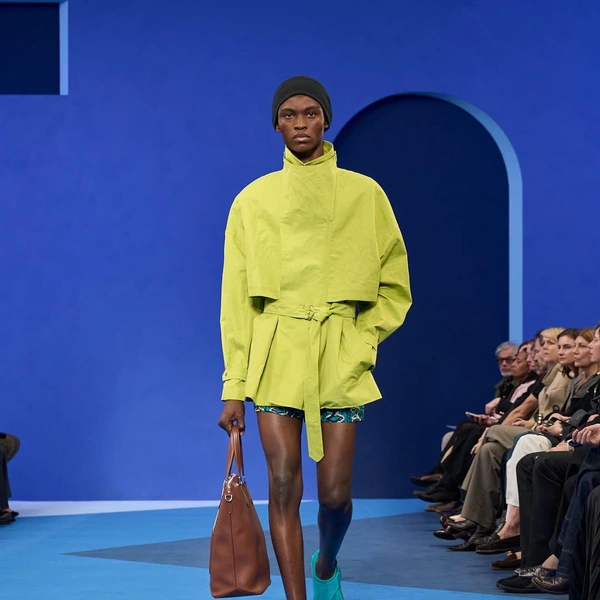 Lanvin возвращает синий цвет — фирменный оттенок Дома Lanvin возвращает синий цвет — фирменный оттенок Дома