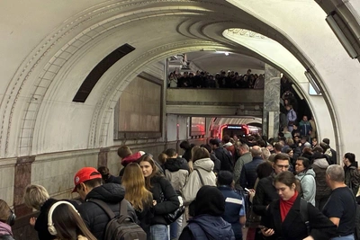Мужчина в «позе эмбриона» на путях остановил метро на «Соколе»