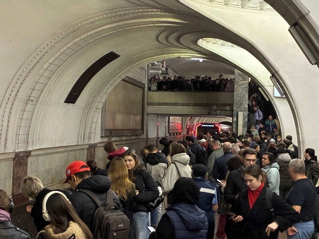 Пассажир сел на пути на станции «Сокол» московского метро | Источник: Moscow Metro TrackMap / «Делай Метро лучше!» / T.me