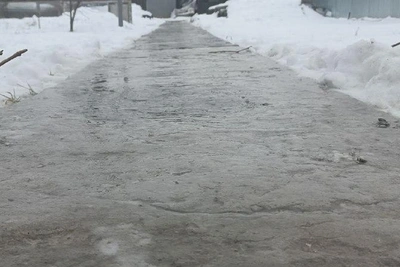 Носки на обувь стали модой в Волгограде из-за гололеда