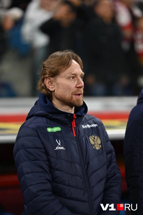 Валерий Карпин что-то задумал… | Источник: Владислав Головня / V1.RU