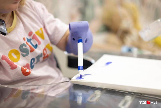 Варя обожает рисовать море | Источник: Максим Майер / 72.RU