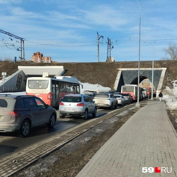 Транспорт на Локомотивной перед площадью Гайдара практически встал | Источник: читатель 59.RU Сергей Ермаков