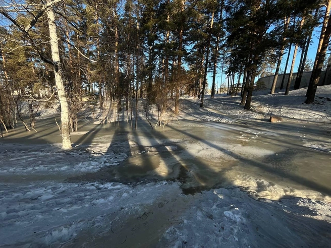 Уже был огонь, вода, трубы, а теперь лед. Жители Атамановки опасаются нарастающей наледи — причину уже устранили | Источник: очевидец