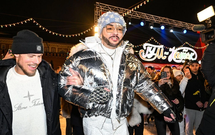 Филипп Киркоров и фигурист Никита Кацалапов на открытии ГУМ-катка на Красной площади в Москве. 30.11.2025 | Источник: Екатерина Чеснок / РИА Новости