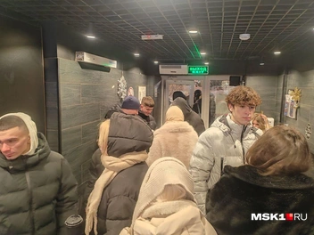 Замерзшие люди ждут кофе | Источник: Михаил Мечев / MSK1.RU