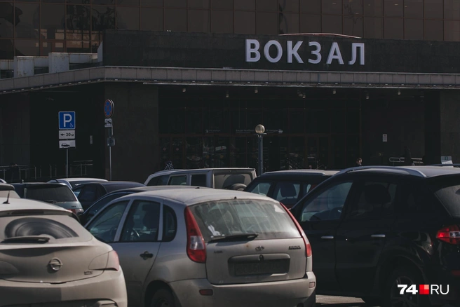 Водитель постоянно дежурит на Привокзальной площади в поисках клиентов | Источник: Дарья Пона