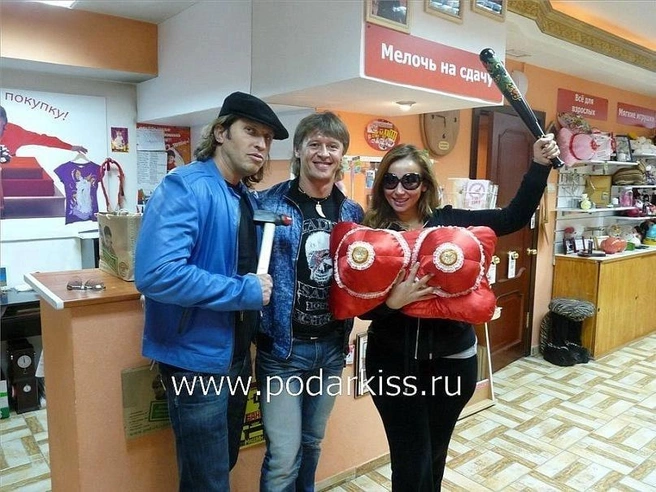 Анфиса Чехова и Артур Пирожков (Александр Ревва) в магазине Светлакова и Исаева | Источник: Магазин авторских подарков Светлакова и Исаева / Vk.com