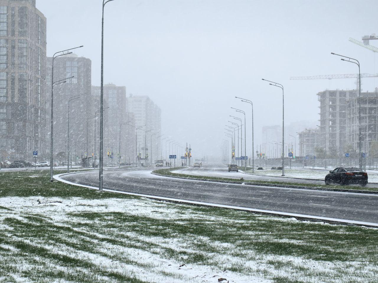 В Тюмени открыли новую дорогу — сразу в шесть полос. Показываем, как тут ходить и ездить