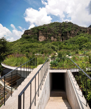 Необычный спа-центр в Мексике, скрытый внутри холма