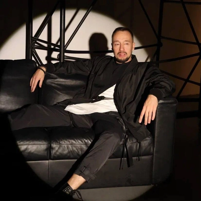 В своем описании в приложении для знакомств Егор А. называет себя Георгием и указывает, что ему 35 лет. На самом деле Егору 40, но эта маленькая ложь на фоне больших подозрений Наталью смущает меньше всего | Источник: schastlivyi / vk.com