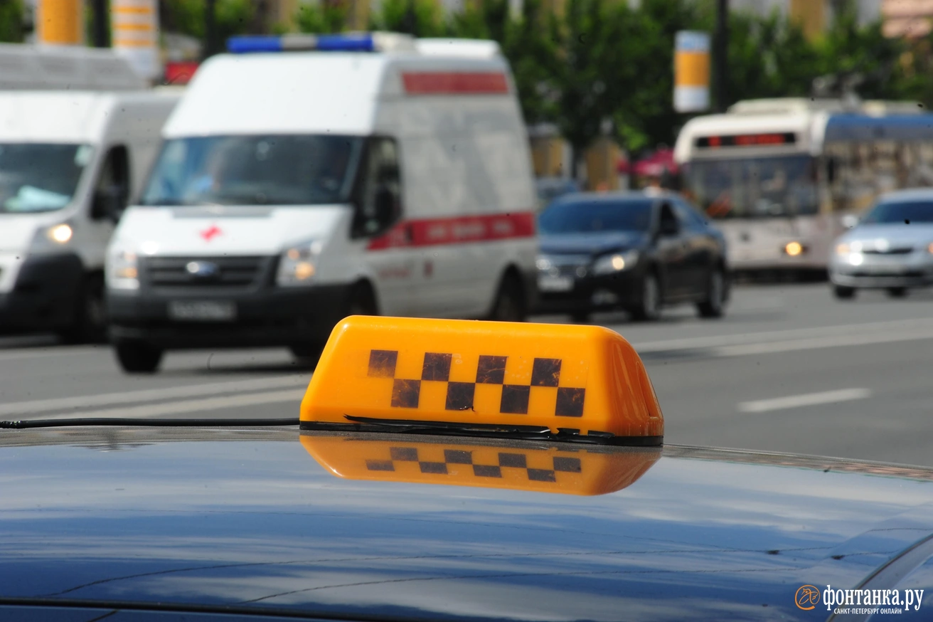 С 1 марта перевозить пассажиров в такси теперь смогут машины, отвечающие минимум одному из двух требований | Источник: Сергей Николаев / FONTANKA.RU