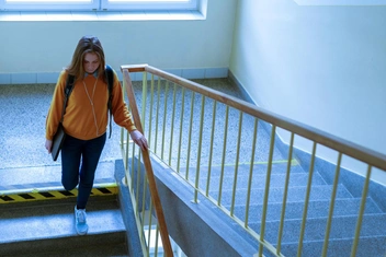 «Все время боюсь сказать что-нибудь глупое или неуместное. Вдруг меня засмеют?»