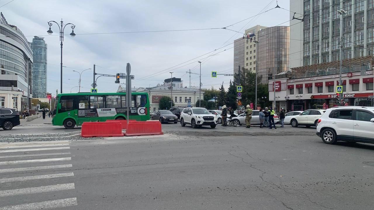 Ребенку разбили голову в ДТП в центре Екатеринбурга: автобус жестко столкнулся с легковушкой. Видео