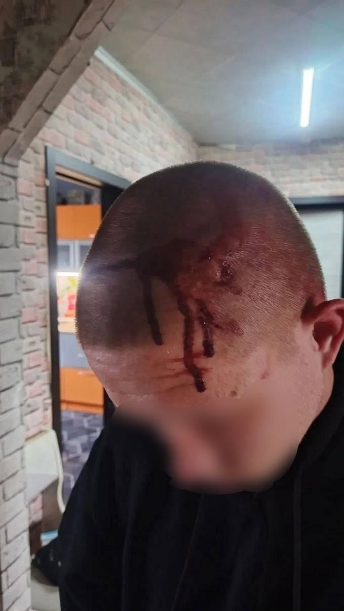 В Красноярском крае подросток дождался сверстника после уроков и избил его из-за девушки на камеру