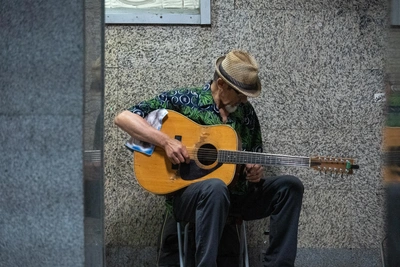 Китайский турист спел «Владивосток 2000» с музыкантом в Екатеринбурге