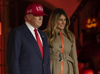 Костюм телохранителя и двойник первой леди: Дональд и Мелания Трамп устроили Хэллоуин в Белом доме