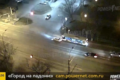 В Волгограде легковушка едва не столкнулась с автобусом