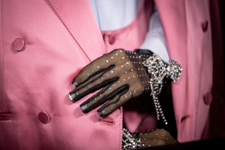 Розовый атлас, бриллианты и белоснежный маникюр под кружевными перчатками: Джаред Лето на премьере фильма «Дом Гуччи»