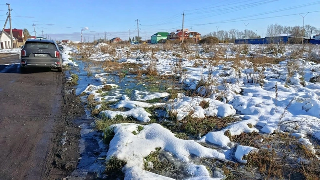 Зловонными стоками заполнены канавы поселка | Источник: «Омск ВК» / vk.com