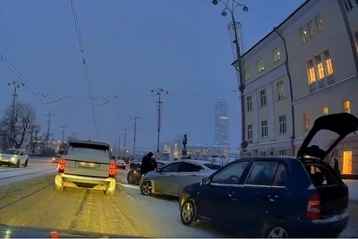 Six-car pileup forms train-like chain in central Yekaterinburg