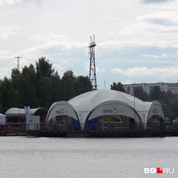 Первый в Перми ресторан на воде «Причал № 5» не работает, но его площадка привлекла внимание гостей фестиваля в затоне | Источник: Кирилл Хафизов / 59.RU