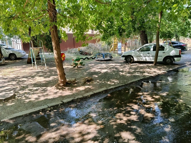 Реки воды, которую оплачивают жители просто текут по улице | Источник: жители дома