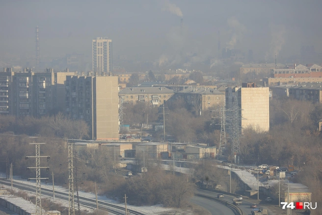 Также рядом находится промзона, в частности ЧЭМК. Поэтому издалека вид на ЖК вот такой | Источник: Михаил Шилкин