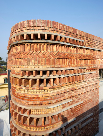 В Индии открыли общественный центр с необычным кирпичным фасадом
